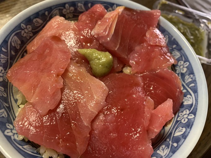 ねこて〜・健康朝ごはん🐱🍚 200g480円のマグロちゃん100gに炊き立てご飯300g!! 