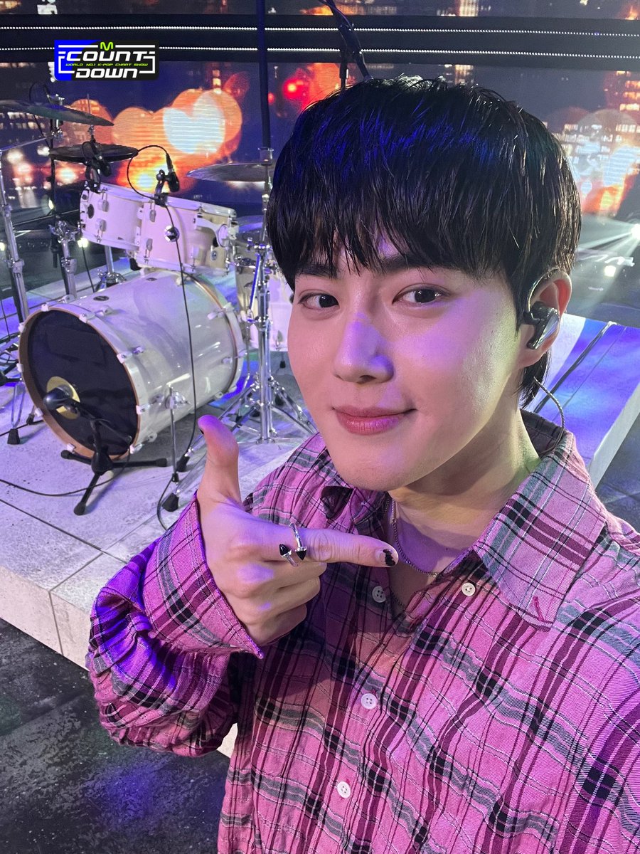 SUHOChile's tweet photo. 220407 ✧ Actualización de la cuenta de twitter de Mnet junto a #Suho previo a su presentación en el Mcountdown.

Cr: MnetMcountdown

@weareoneEXO #EXO #GreySuit https://t.co/Y89H2KSi9g