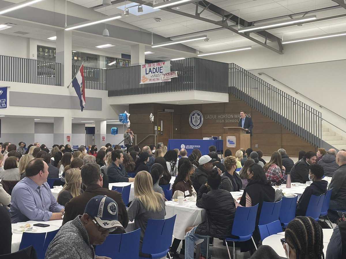 Sra_Arnold's tweet photo. Celebrating our students today! What a wonderful time shared with students and parents. I was so happy to see many familiar faces. ๐ฅฐ @LadueSchools #countingeveryblessing #teacherproud https://t.co/wDGnUzIbbk