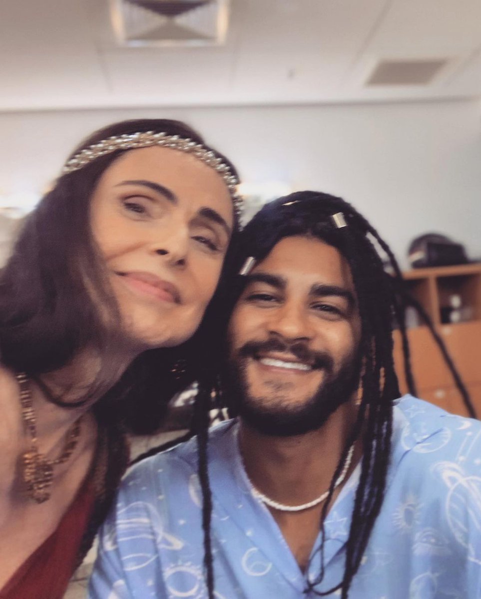 recordnov123's tweet photo. Silvia Pfeifer com os atores Bruno Ahmed, Bruno Suzano e Caetano O'Maihlan!
#Reis 
#RecordTv https://t.co/zsa7Og2spG
