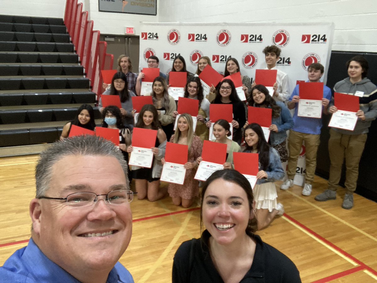 KozKnowz's tweet photo. Such an amazing afternoon celebrating our juniors committing to a career in education! Their future students are so fortunate!! So proud of Diana and Adriana for sharing their stories and inspiring all of us! #oneBG #d214EdPrep #futureteachers https://t.co/qqHtGBwsPf