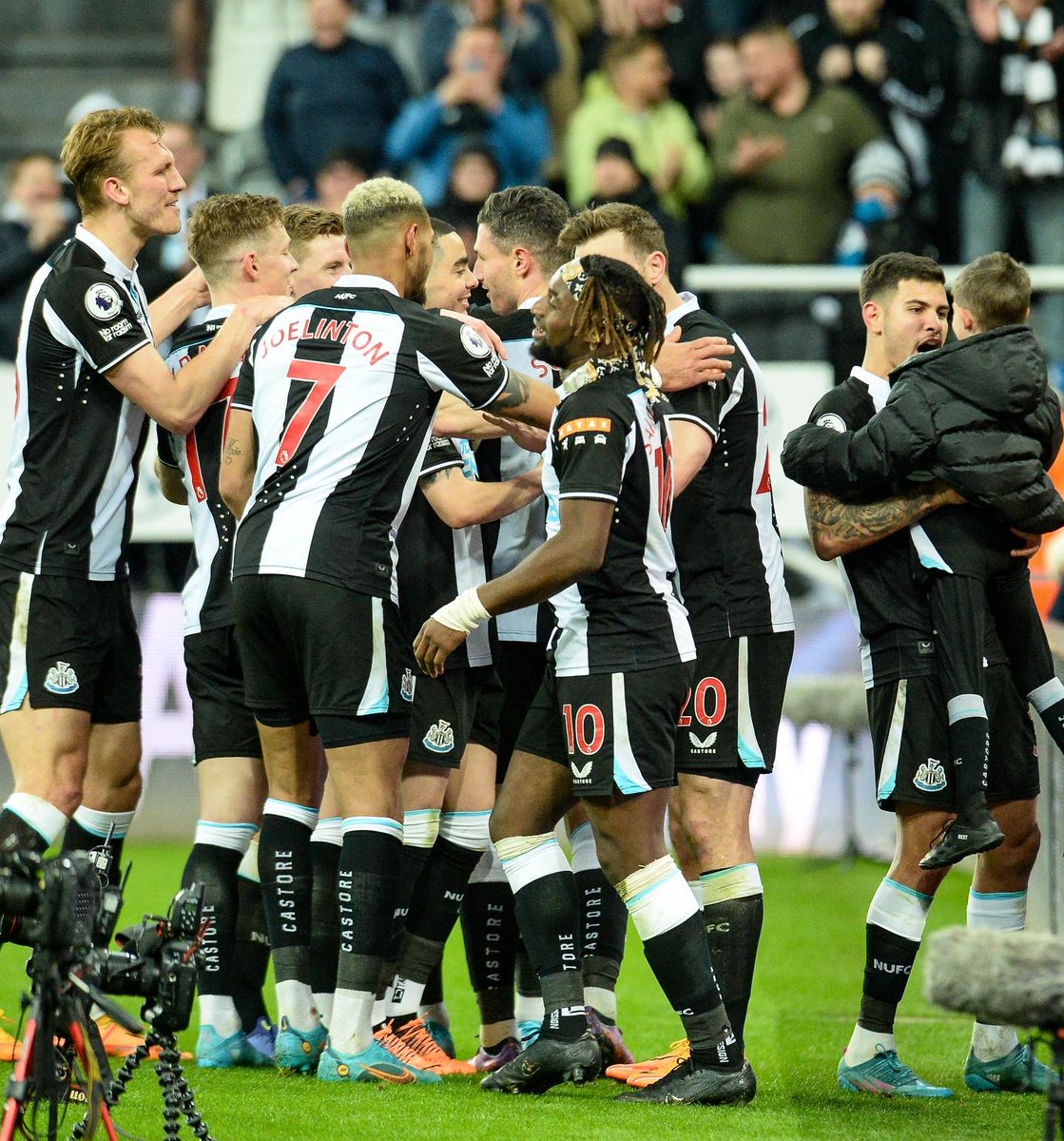 brunoog97's tweet photo. Happy to be able to make my debut at home. From my first days here, I felt that the atmosphere was wonderful. Today, on the pitch, I could see it for myself. 

I'm sure that this is just the first game in a beautiful story at ST. James Park. 

Let's go together, @NUFC 🖤🤍 https://t.co/sKZMsdp3rD