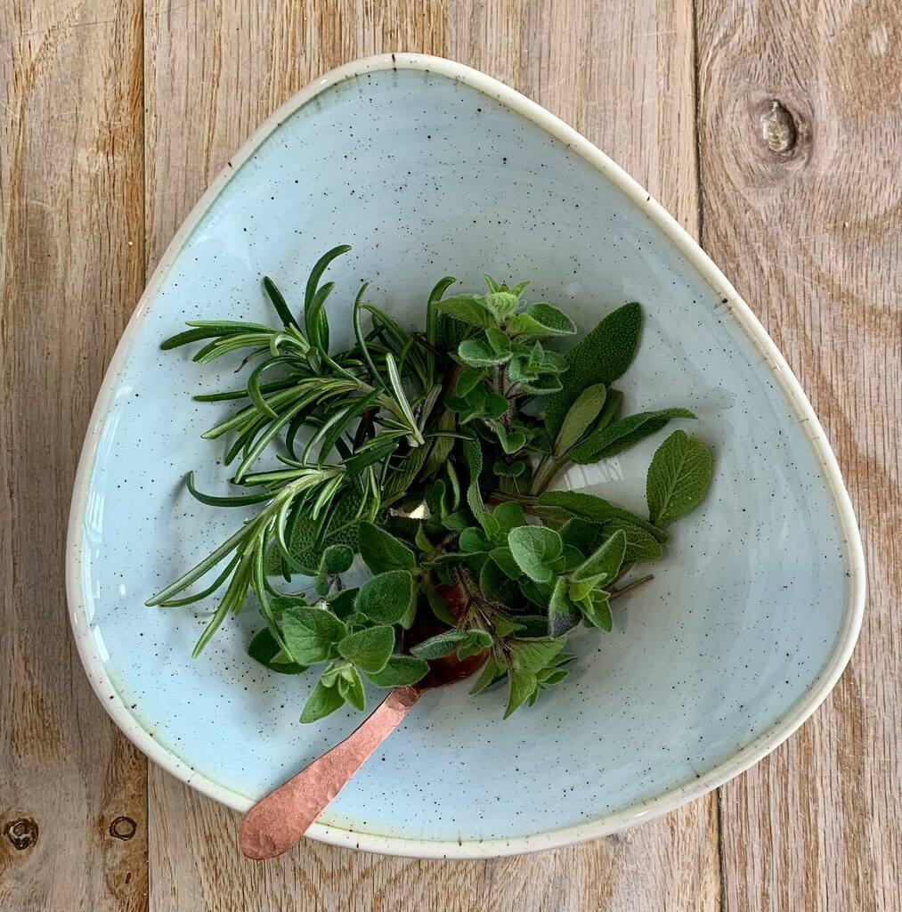 thecopperspoon's tweet photo. Fresh spring herbs grown in our garden for the tarts tomorrow ๐ฑ
.
.
#herbs #springherbs #marazion #homegrown #homegrownfood #apringtime #freshherbs #oregano #sage #rosemary https://t.co/Bbh1EyhotU https://t.co/PLDwDcKODI
