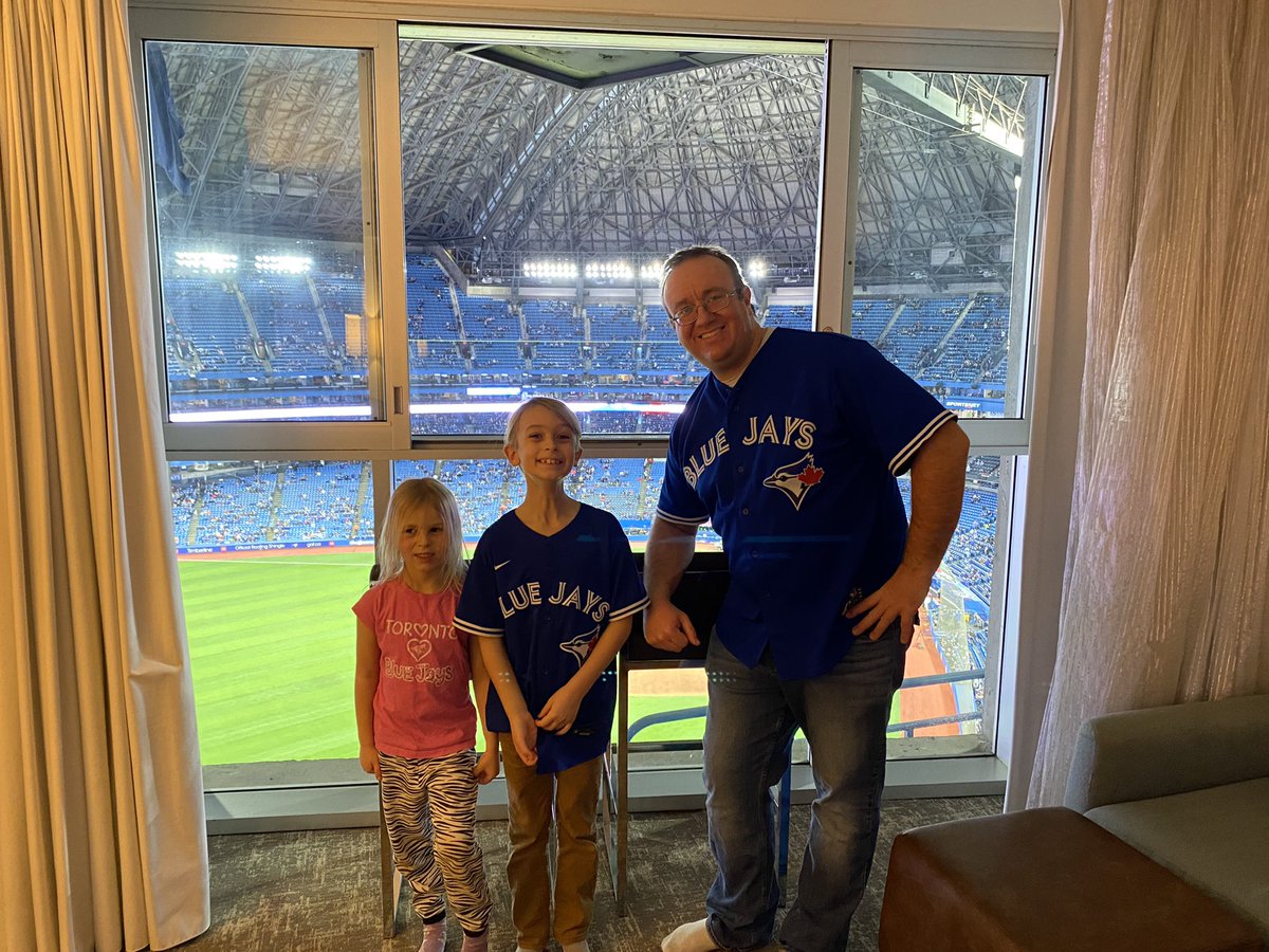 Mel Runhart tweet media