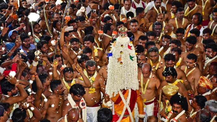DeccanHerald's tweet photo. #DHSpectrum | We have a lot to learn from #Karnataka's rich tradition of syncretism when it comes to celebrating religious events, writes @govarshago.
#Festivals
Read: https://t.co/qW0GE54NFo https://t.co/BwC4AIQOmH