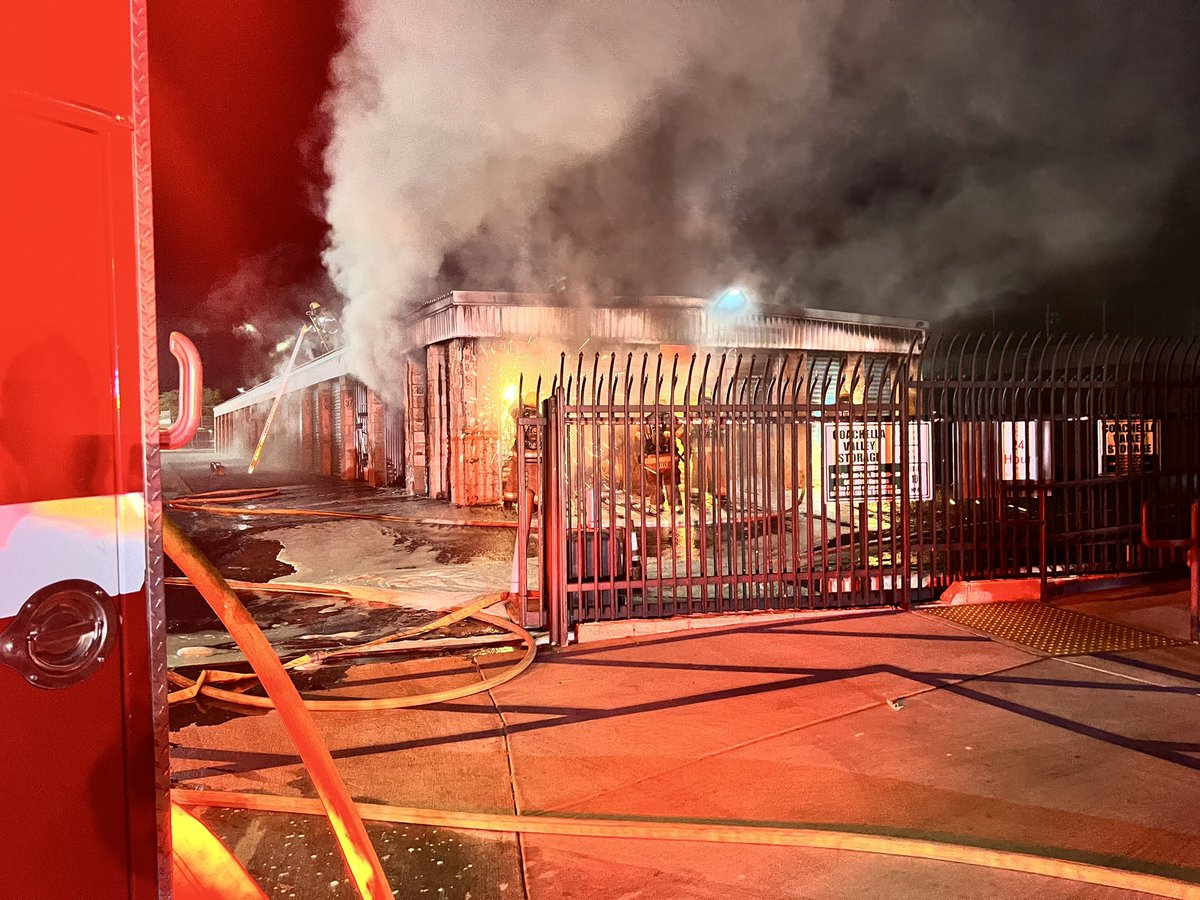 CALFIRERRU's tweet photo. #StorageIC UPDATE - Firefighters are making good progress. @IIDatWork @socalgas @PalmSpringsFire Cathedral City FD @Indiopd assisting. Video/photo credit @CALFIRERRU https://t.co/90HQu0H1Hq