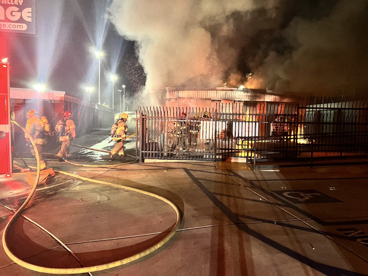 CALFIRERRU's tweet photo. #StorageIC UPDATE - Firefighters are making good progress. @IIDatWork @socalgas @PalmSpringsFire Cathedral City FD @Indiopd assisting. Video/photo credit @CALFIRERRU https://t.co/90HQu0H1Hq