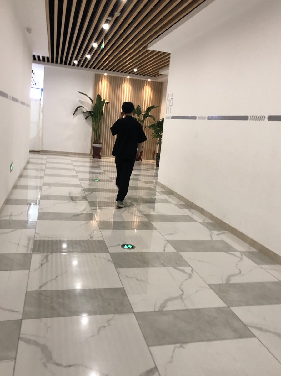 今天又碰上上周日的小哥飞机✈️了，先上完事后的背影，视频马上。长的还🉑️的瘦高个 #厕所少年 #厕所直男 #厕所偷拍 #厕所飞机 #厕所直男飞机 #厕所打飞机 #直男飞机