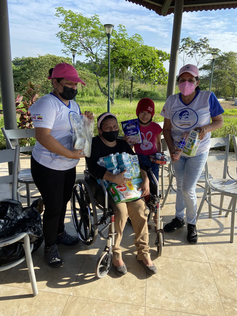 fernove_org's tweet photo. Abrazar familias nos permite mejorar su calidad de vida. Agradecemos a las marcas amigas que lo hacen posible. Y @ParqueSamanes por facilitarnos  el espacio  cada semana #barrigallena #corazoncontento #calidaddevida #discapacidad #solidaridad #FernoveFoundation https://t.co/3wkKSKXKm5