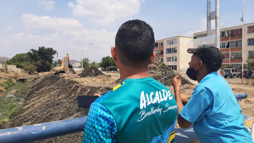 IngcannataCL's tweet photo. #EnFotos | Enmarcados en el Plan Pre Lluvias instruido por el ministro @RMarcoTorres, el @min_aguaofic a través de la UTAA #Aragua y en articulación con la alcaldía del mcpio. Mario Briceño Iragorry, realiza labores limpieza y desazolve en el canal de drenaje del sector Arsenal. https://t.co/5wcnTI9gU7