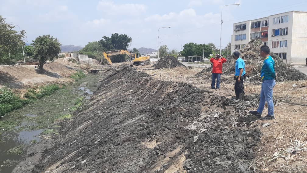 IngcannataCL's tweet photo. #EnFotos | Enmarcados en el Plan Pre Lluvias instruido por el ministro @RMarcoTorres, el @min_aguaofic a través de la UTAA #Aragua y en articulación con la alcaldía del mcpio. Mario Briceño Iragorry, realiza labores limpieza y desazolve en el canal de drenaje del sector Arsenal. https://t.co/5wcnTI9gU7