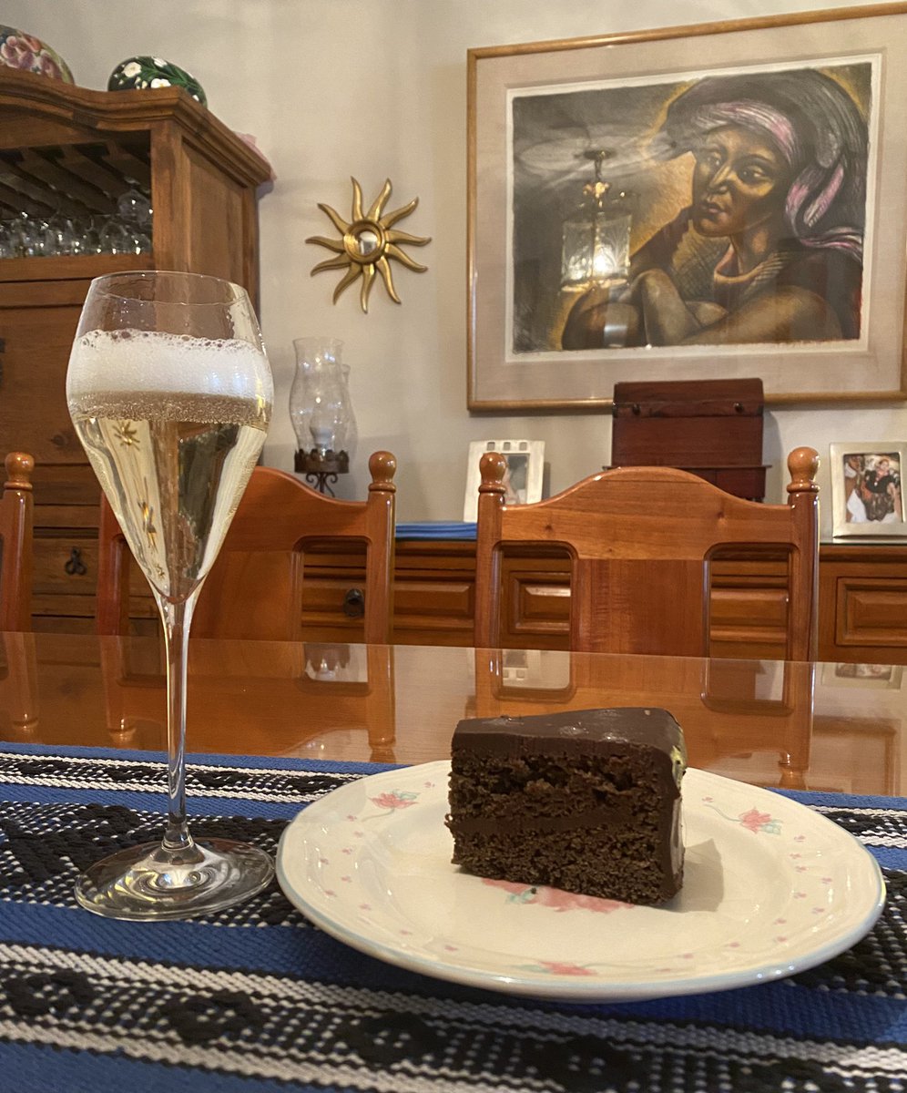 HomerikiPS's tweet photo. la cena… 😋❤️✨
#fridaymood
#cake #instacake
#chocolate #instachocolate
@moetchandon #moet #moetmoment #mustbemoet
#champagne #champagneaddict #champagnelover #instachampagne
#oaxaqueñopresumido https://t.co/Sx6DVgduJ2