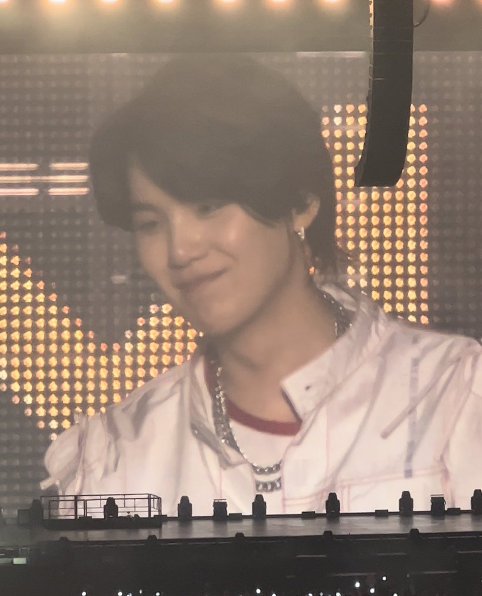 houriyng's tweet photo. YOONGI IS SO CUTE 😭 https://t.co/OsVl9tT33c
