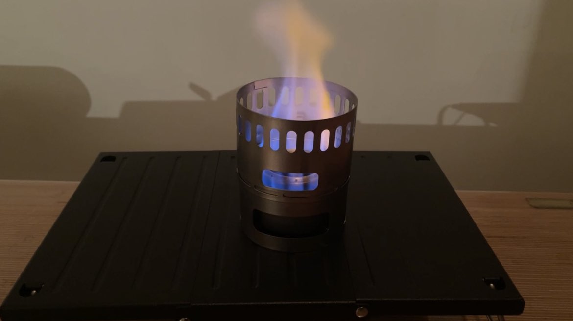 hyakujun_100's tweet photo. アルコールストーブの炎🔥は

静かでキレイだなあ〜

ガスバーナーの炎は
ボーーッと音の圧がある。

#ソロキャン
#ソロデイキャン
#チェアリング
#アルコールストーブ
#エバニュー 

https://t.co/Qq1WOY9kVd https://t.co/mRa2moA7Qp