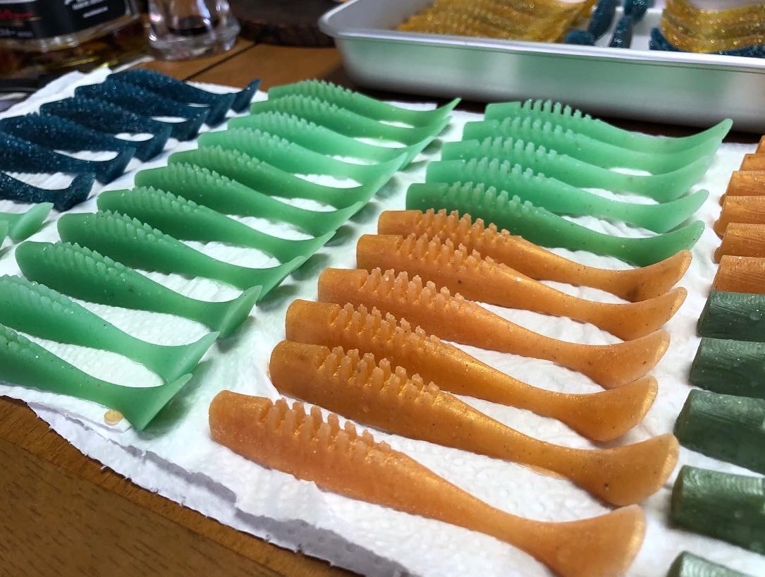KCW_Kinopy's tweet photo. 流し作業終了👍このまま数時間休ませてバリ取りして検品してパッキング。何とか間に合いそうです👌
#KinopyCraftWorks
#プローンシャッド
#全日本カヤックフィッシングトーナメント https://t.co/klUlZRbuuc