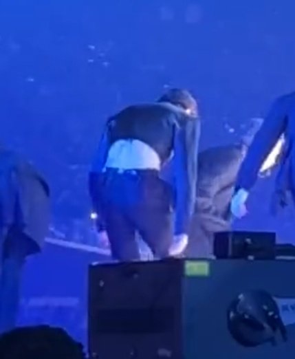 jeonIves's tweet photo. JUNGKOOK'S BACK????? https://t.co/9NThuuSFyN