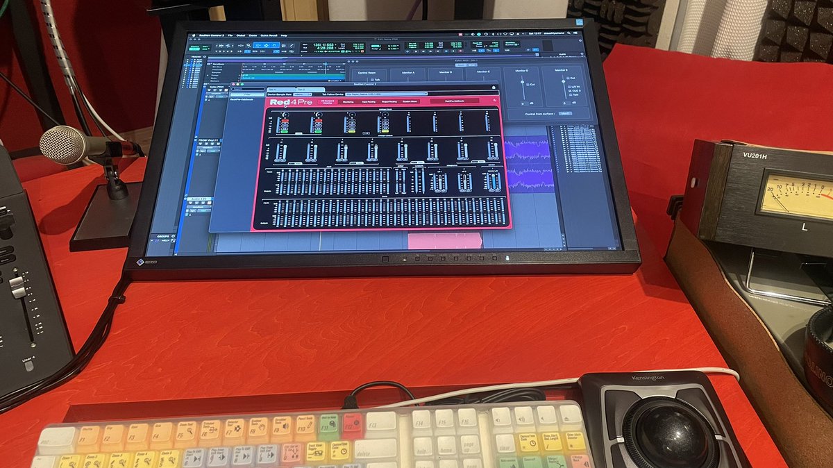 altphonic's tweet image. 今日もウチの赤い子のセットしてから仕事開始。
Red4をターンテーブルと繋げてプリにしているです。
テーブルも赤い。
#Forcusrite #red4pre #avid