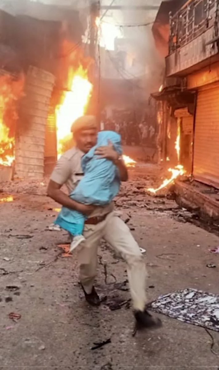 swayamsewak_'s tweet image. Respect ✊ for constable Netresh Sharma of @PoliceRajasthan who saved a precious life. 
@INCRajasthan Govt has failed completely to maintain law and order in the state. #Karoli #netreshsharma
#AntiHinduGehlot