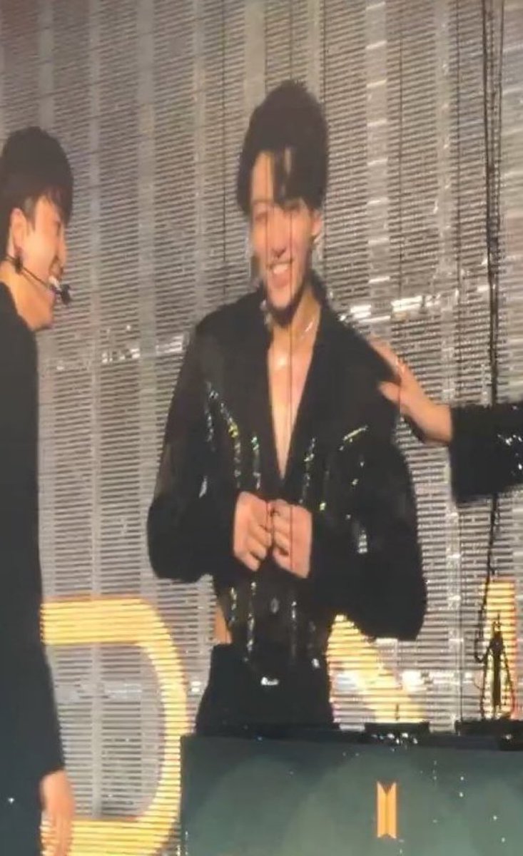 พ่อยิ้มไม่ไหวววจ้าาาาาา น้องจีมินจะไปปลดกระดุม555555555555

#kookmin