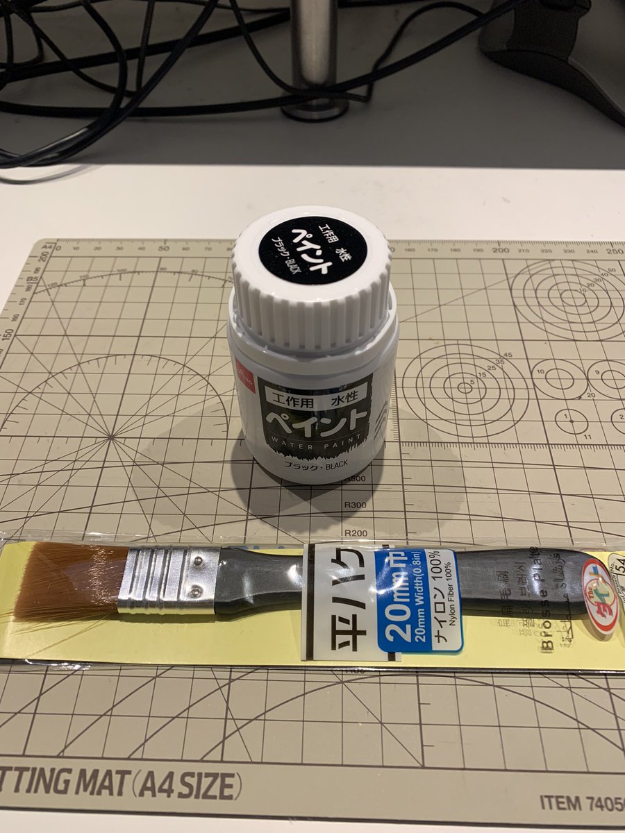 marimox1207's tweet photo. 塗装するよ。ダイソーの水性塗料で。 https://t.co/KDU180jezR
