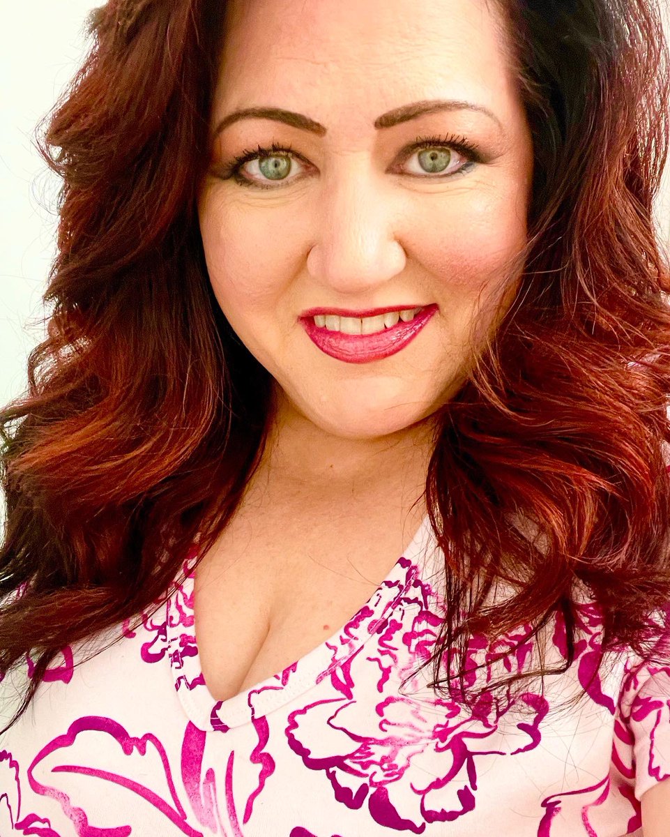 BibaGirrrl's tweet photo. “Florals for Spring? Groundbreaking!”😂😅🌸
#beautypro #plussizefashion #beautyblogger #plussizebloggers #curvyblogger #quotes #devilwearsprada #spring https://t.co/o93ryiMR9X