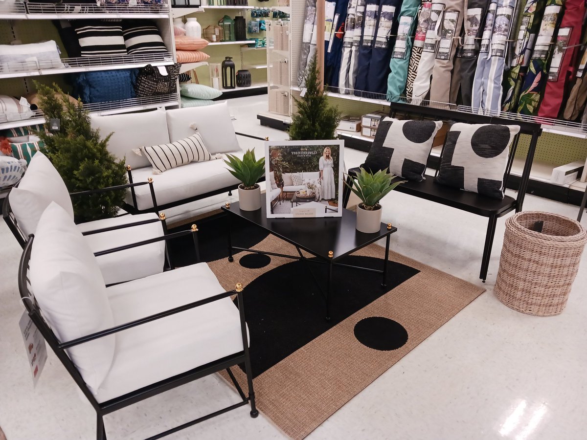 To all my neighbors, you got much flavor, this is how we do it! Huge shout out to the our new Spec. Lead, Danae! Your vignettes look beautiful &amp; ohhh so brag worthy 😍😍 loving the elevation of visuals  &amp; I'm so excited to get to partner with you on another visual area❤