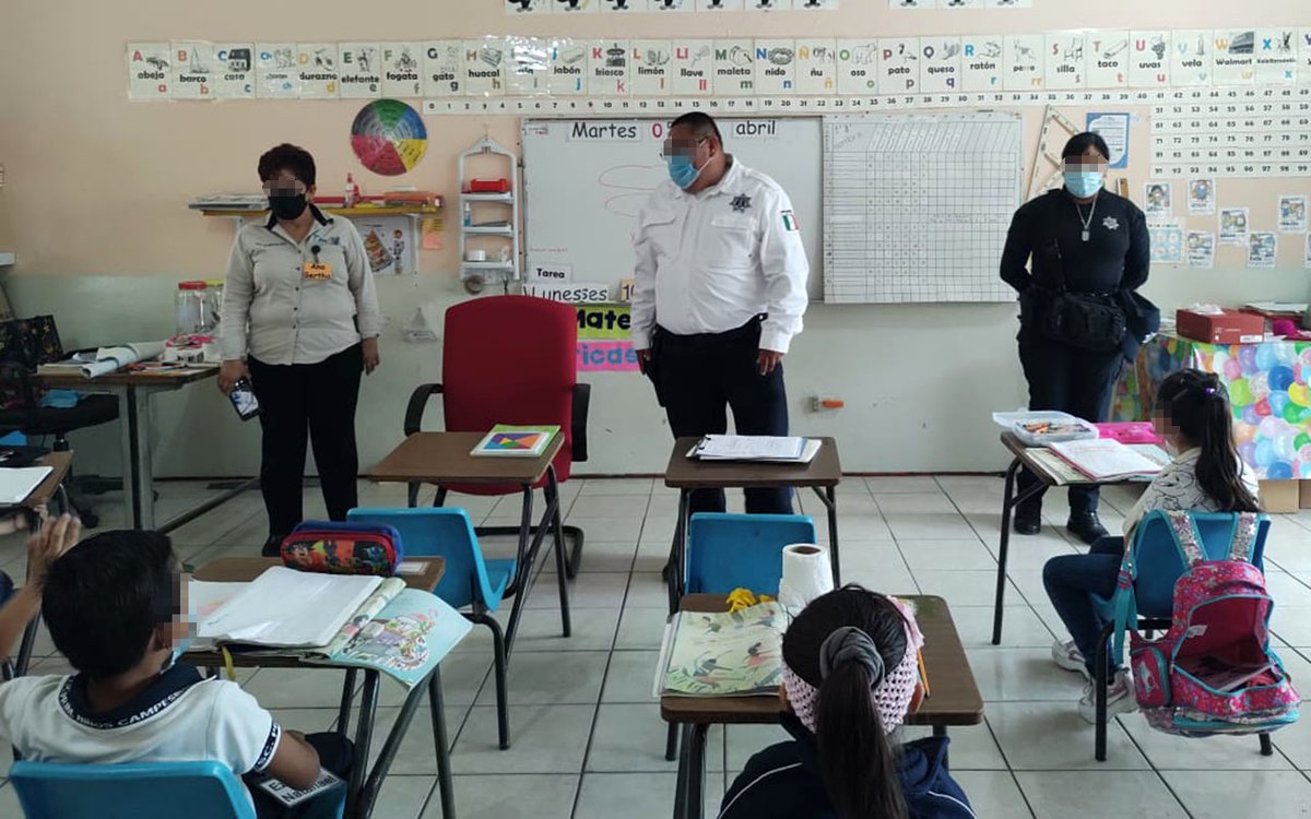 SSP_GobTam's tweet photo. #PolicíaentuEscuela elementos de #PrevencióndelDelito de la Policía Estatal, se reunieron con alumnos de la Escuela Primaria “Niños Campesinos” del ejido Nuevo Dolores del municipio de #Abasolo para platicar sobre #IdentidadPolicial #Tamaulipas #Contigo #Cerdadeti https://t.co/15VCCxgpS8