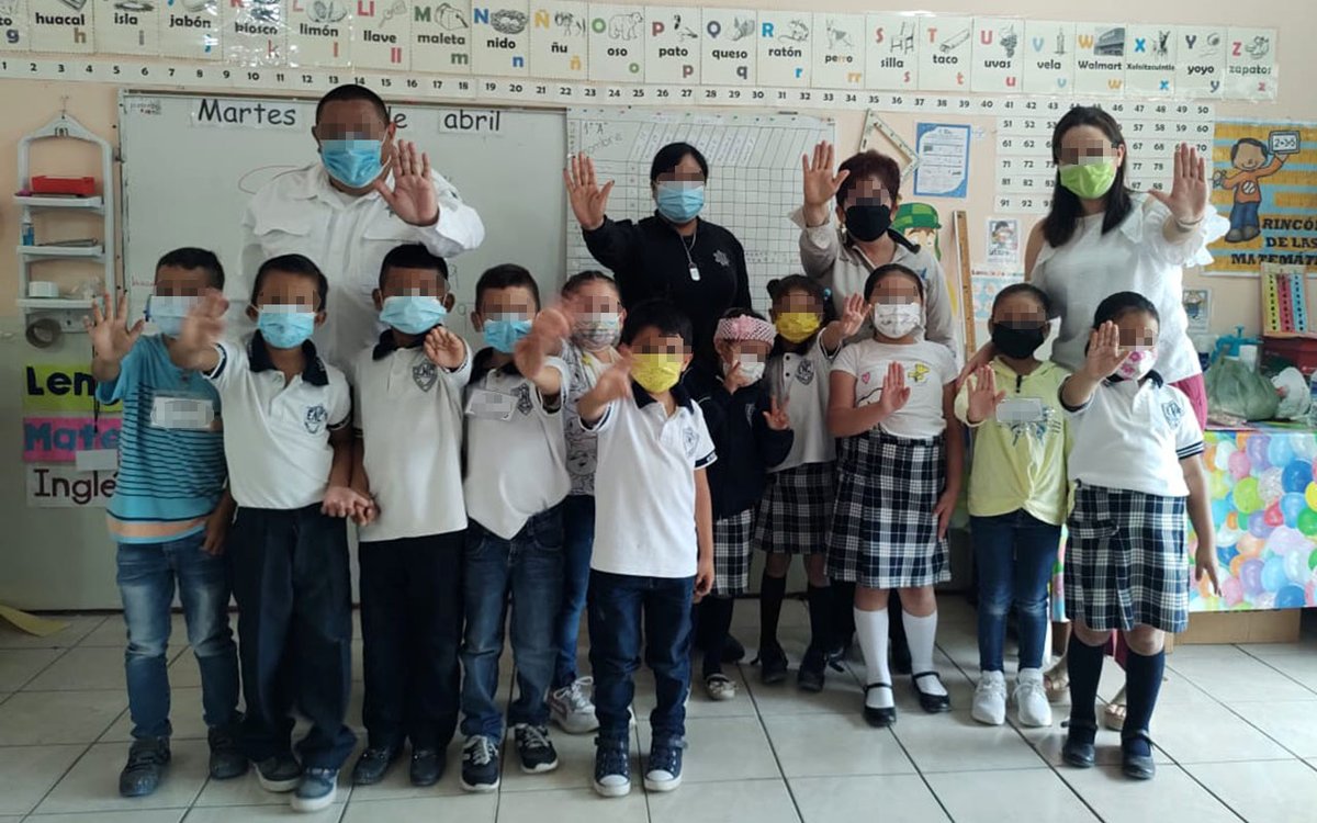 SSP_GobTam's tweet photo. #PolicíaentuEscuela elementos de #PrevencióndelDelito de la Policía Estatal, se reunieron con alumnos de la Escuela Primaria “Niños Campesinos” del ejido Nuevo Dolores del municipio de #Abasolo para platicar sobre #IdentidadPolicial #Tamaulipas #Contigo #Cerdadeti https://t.co/15VCCxgpS8