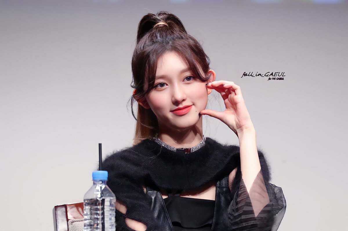 fall_in_gaeul's tweet photo. 211203 k4 fansign
throwback to ponytail GAEUL❤️❤️
@IVEstarship @IVE_twt
#IVE #아이브
#LOVEDIVE #러브다이브
#아이브에게_숨참고_LOVEDIVE
#GAEUL #가을
#IVE_ELVEN https://t.co/gPLzvCCYmN