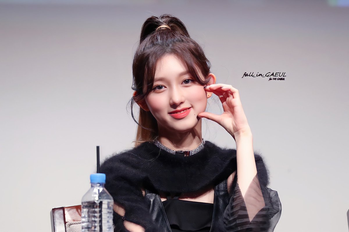 fall_in_gaeul's tweet photo. 211203 k4 fansign
throwback to ponytail GAEUL❤️❤️
@IVEstarship @IVE_twt
#IVE #아이브
#LOVEDIVE #러브다이브
#아이브에게_숨참고_LOVEDIVE
#GAEUL #가을
#IVE_ELVEN https://t.co/gPLzvCCYmN