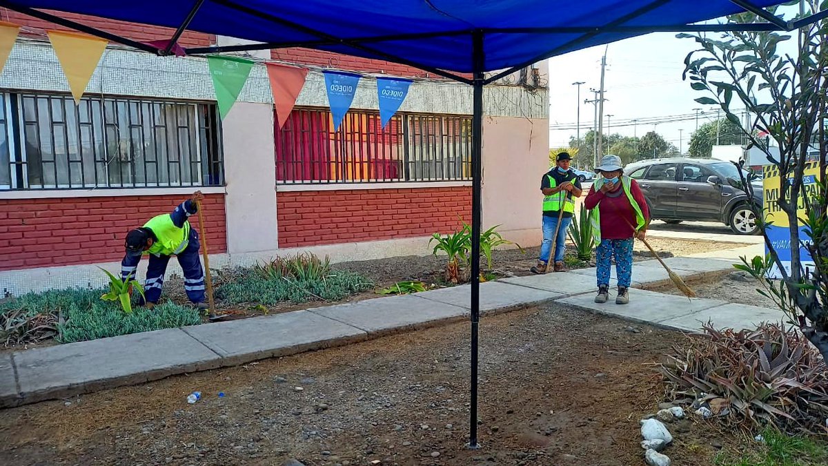 PauliKaboom's tweet photo. Dar vida a espacios públicos,que nos pertenecen a la comunidad deja una linda sensación,¡más aún, si los vecinos se suman con brochas en mano! CH Lauca quedó soplado,colorido y lleno de 🌷🌱🌿☀️ #GestionTerritorial #Dimao https://t.co/TRvbcsqKtF