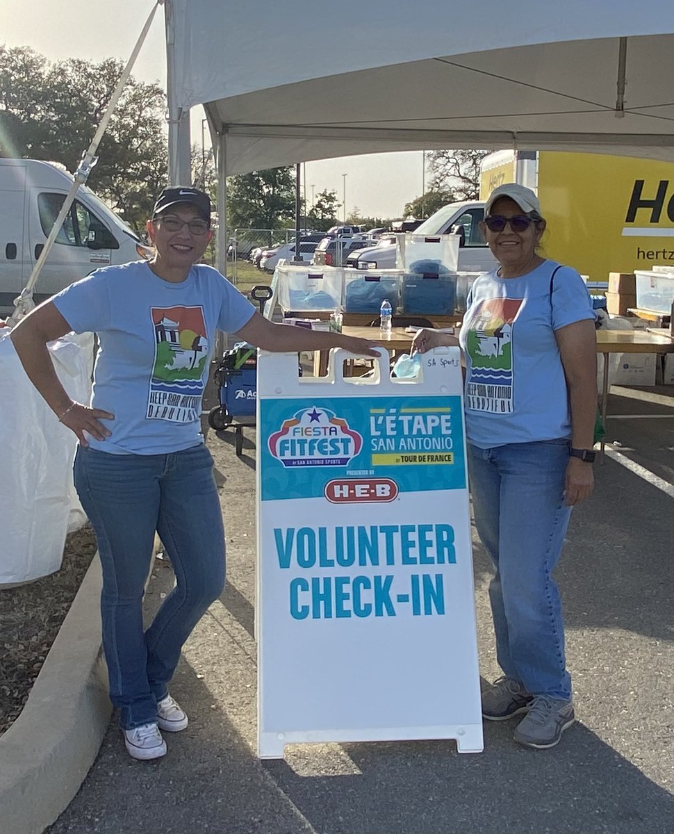 KSABeautiful's tweet photo. Volunteers are ready @SA_Sports #FiestaFitFest ♻️ #KeepSAbeautiful https://t.co/E8owlZfiK9