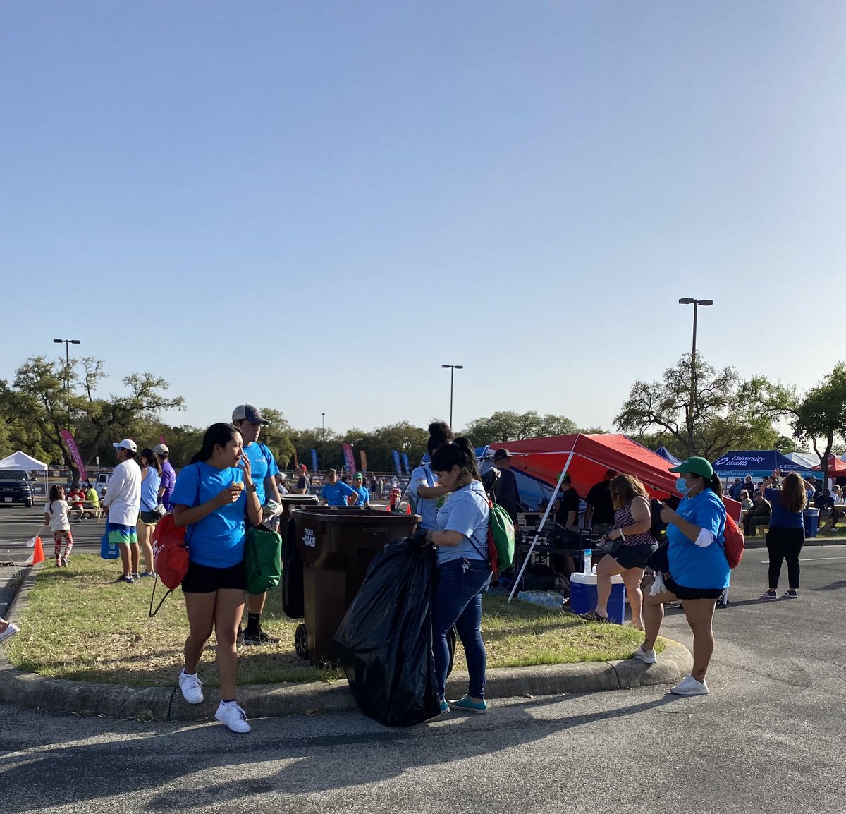 KSABeautiful's tweet photo. Volunteers are ready @SA_Sports #FiestaFitFest ♻️ #KeepSAbeautiful https://t.co/E8owlZfiK9