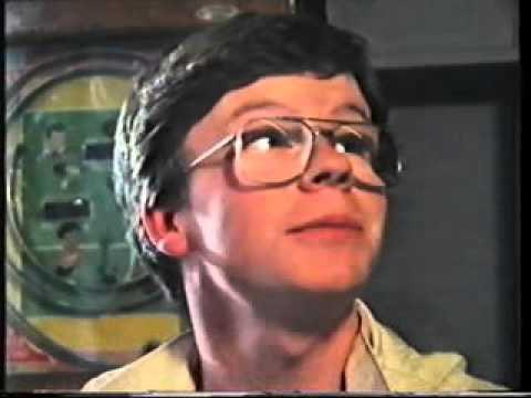 @Classicbritcom @peritosbentitos Always remember him in the Phil Redmond drama “Going Out” from 81 - sometimes his character Sammy was “glass half empty” but it all worked out well for him at the party in the last episode !