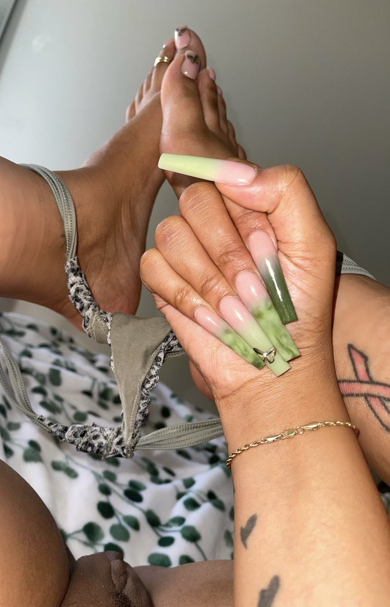 Masokiss_'s tweet photo. I got my nails done 🤭💚 https://t.co/XfIKo8NNiH