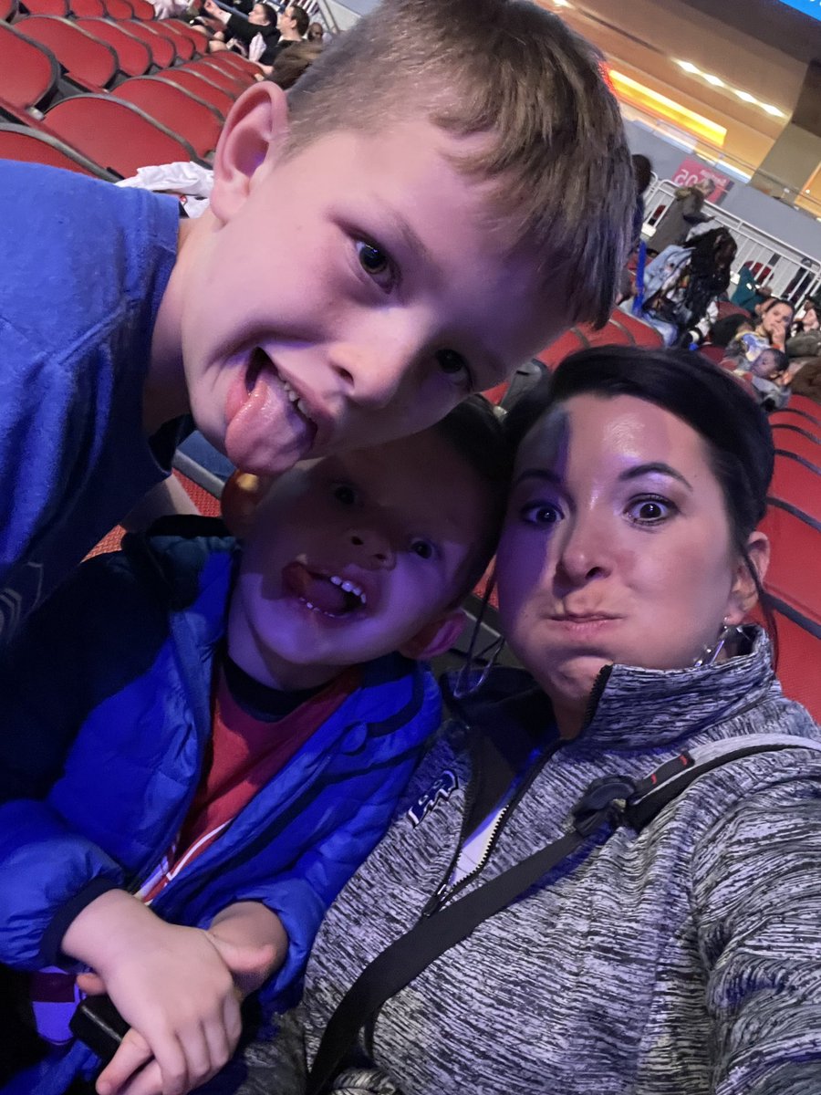 BJonesGilbert's tweet photo. #disneyonice with these goobs! https://t.co/R0UBaUhxx0