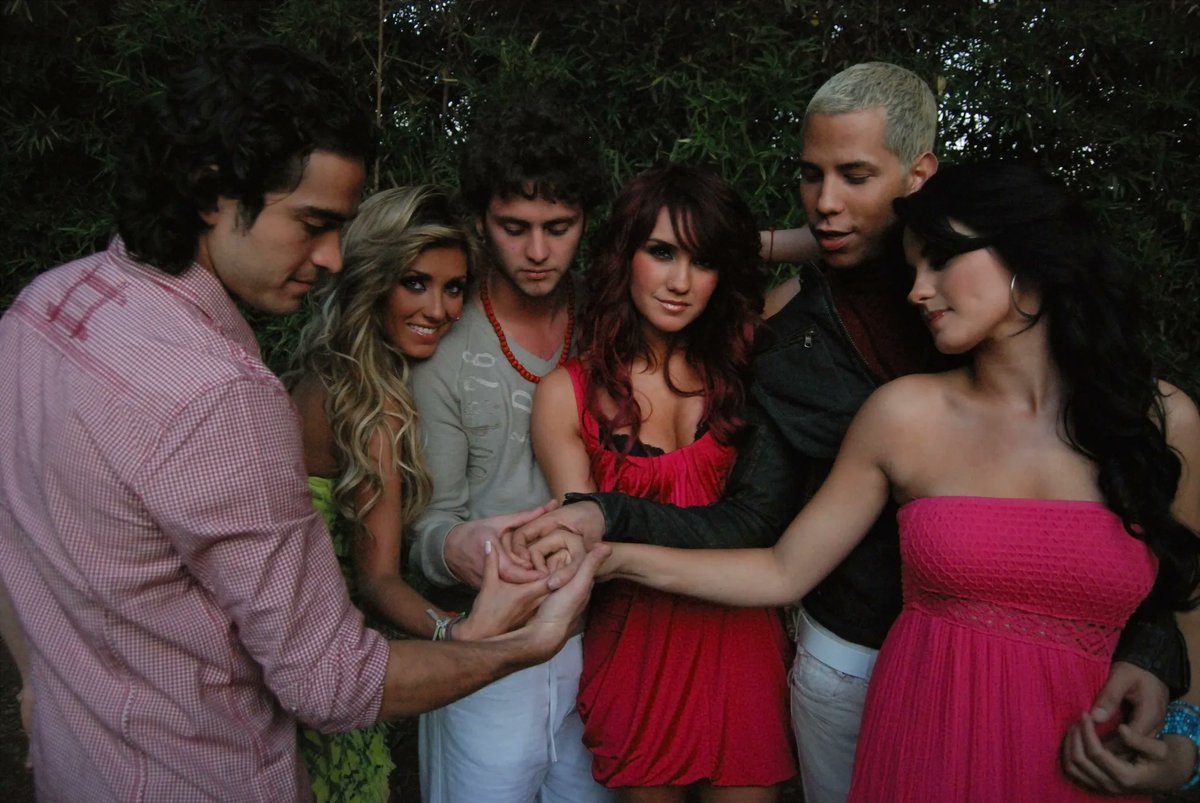 RBD_oficial's tweet photo. ¡Por fin viernes! 🙃
Mientras vemos fotos de hace unos ayeres... ¿Qué título le pondrían a esta foto?
#TGIFxRBD https://t.co/wtBPFU4eSF