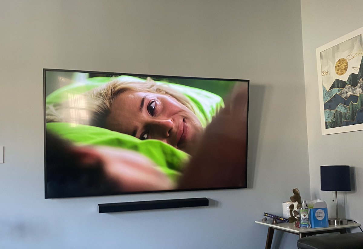 Miss_Commander's tweet photo. Real talk- was someone planning to greenscreen this but…didn’t?? Because WHY? Bright green sheets??🤮 https://t.co/WU7cfrcyEd