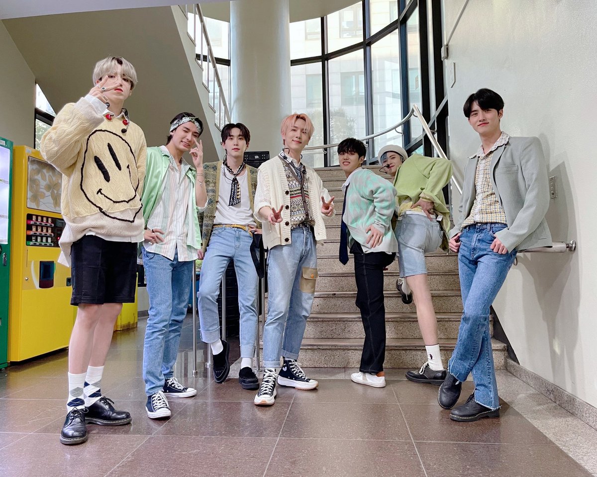 PTG_archiving's tweet photo. #1년전_오늘의_펜타곤

[📸] 210409 @ #뮤직뱅크
　
오늘도 유니버스의 하루가 펜타곤으로 물들고 있나요? 🌌💙
시작부터 끝까지 러블리 ❣ 타고니들과 함께 상큼한 금요일 보내세요! 😘
　
#펜타곤 #PENTAGON
#DO_or_NOT
#LOVE_or_TAKE https://t.co/30cHFY5Jtw