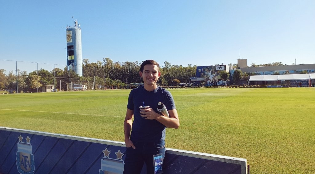 tomas_rouge_ok's tweet photo. Mates en el lugar más lindo 🤩🇦🇷🧉
Otra gran experiencia en el Predio de AFA en Ezeiza, esta vez cubriendo el entrenamiento de la Selección Mayor Femenina previo a la fecha FIFA 🙌
📸 @enzosengiali1
#FutbolArgentino #AFA #PredioAFA #Futbol #Soccer #Ezeiza #SeleccionArgentina https://t.co/jmfdFLDmyP