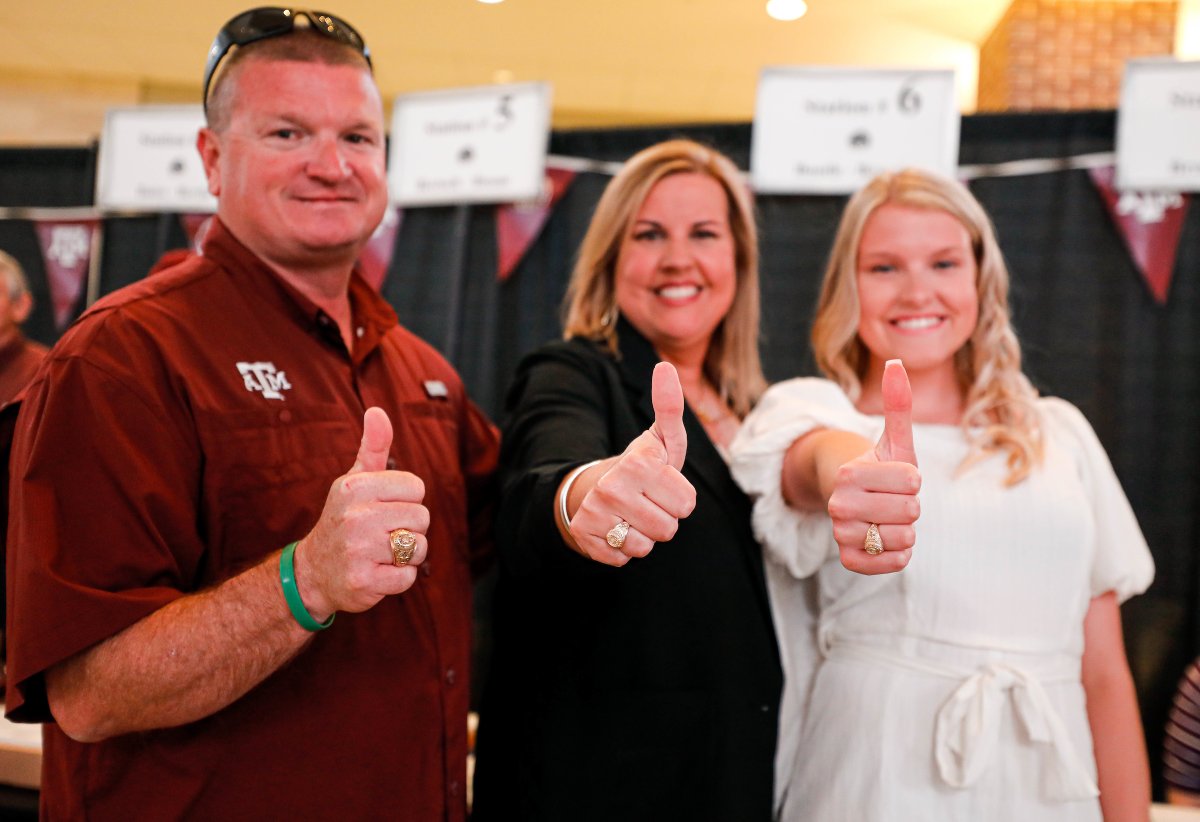 TAMU's tweet photo. 6,509 Aggies put on their Aggie Rings for the first time this week! 👍

Congrats &amp; Gig 'em. Ags! You'll never forget this day. https://t.co/rAdNkaSnO3