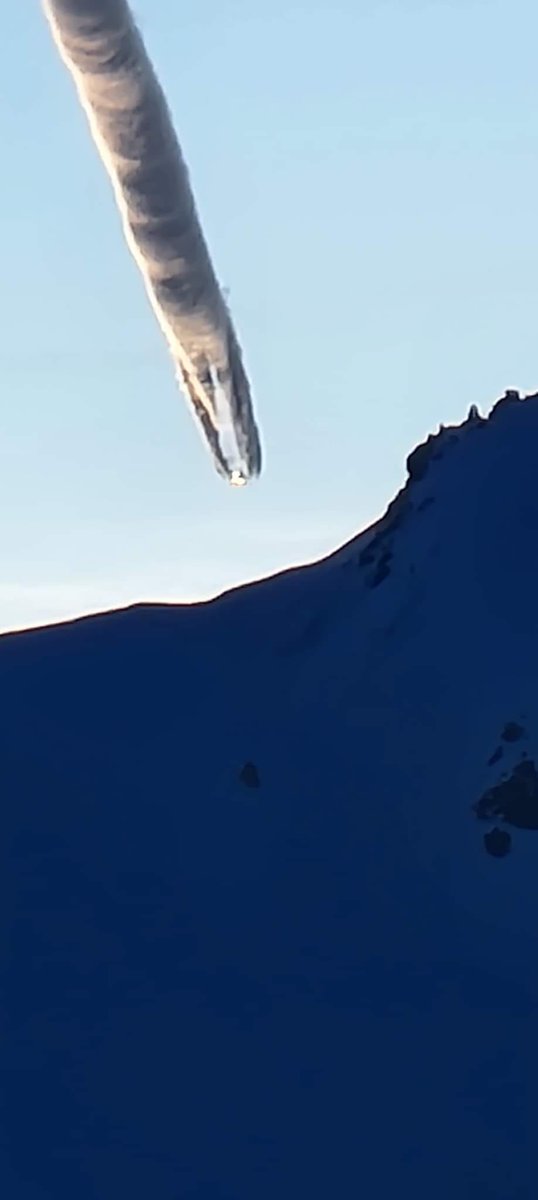 oldnickels's tweet photo. Strange aerial phenomena over Alaskan airspace #UFO #Alaska https://t.co/iaHwufhXJs