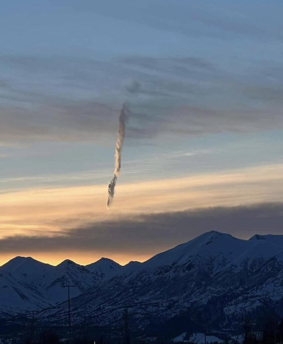 oldnickels's tweet photo. Strange aerial phenomena over Alaskan airspace #UFO #Alaska https://t.co/iaHwufhXJs