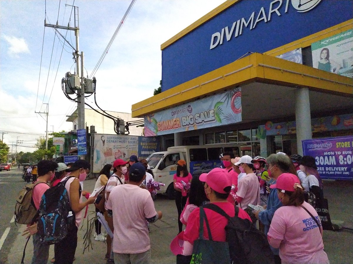 rikapasaba's tweet photo. Youth Vote for Leni Kiko Trece Martires City and other volunteers meet at the front of Divimart for their house-to-house campaign in Brgy. De Ocampo on Saturday, April 9. The group has so far conducted campaigns to 10 out of 13 brgys in the city. @MovePH #PHVote #WeDecide #MovePH https://t.co/xizXWllgOF