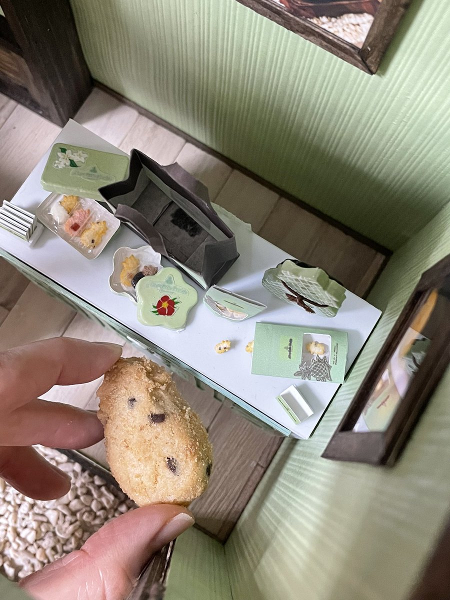 KP_manimani's tweet photo. ホノルルクッキーの本物を手に入れたので、ハウスと一緒に撮ってみました☺️🍍
今回購入したのはミニバイツという通常より小さいサイズのクッキーで、4cmほどの大きさです。
美味しいです☺️
#ミニチュア #ミニチュアフード #miniature #miniaturefood #ハンドメイド #ホノルルクッキー https://t.co/FU47ajzWrJ