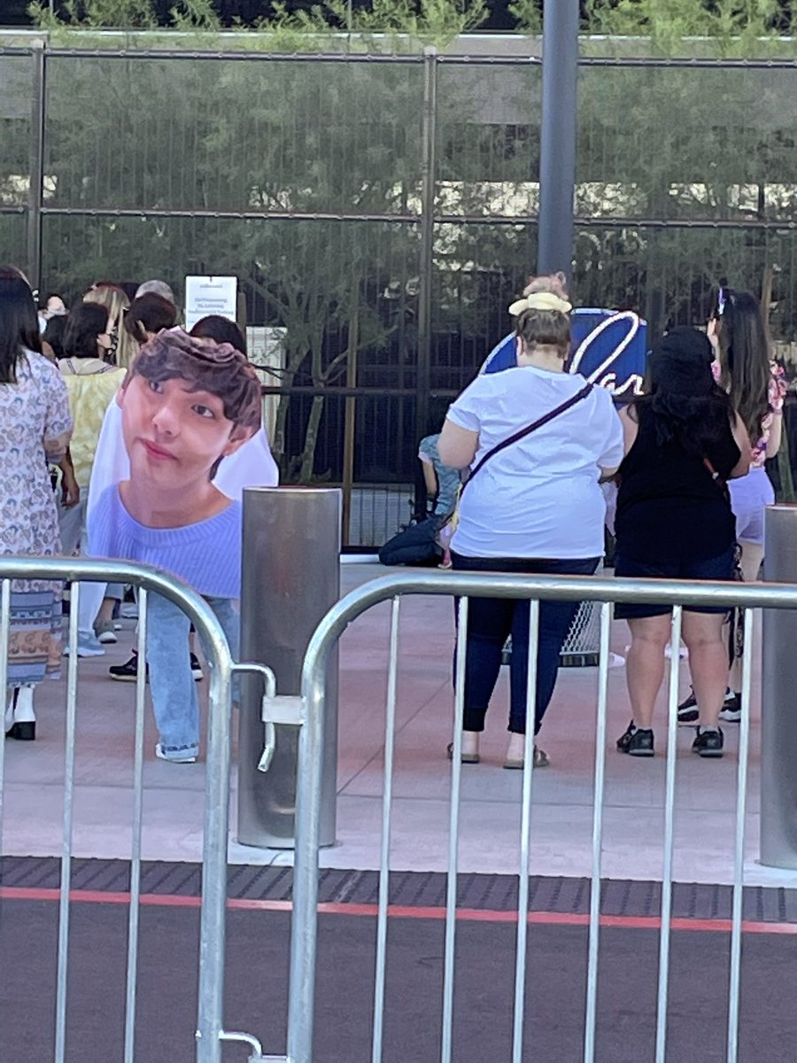 TaehyungGlobal_'s tweet photo. TATA MIC AT #PTD_ON_STAGE_LV https://t.co/nKvHM7OyUb