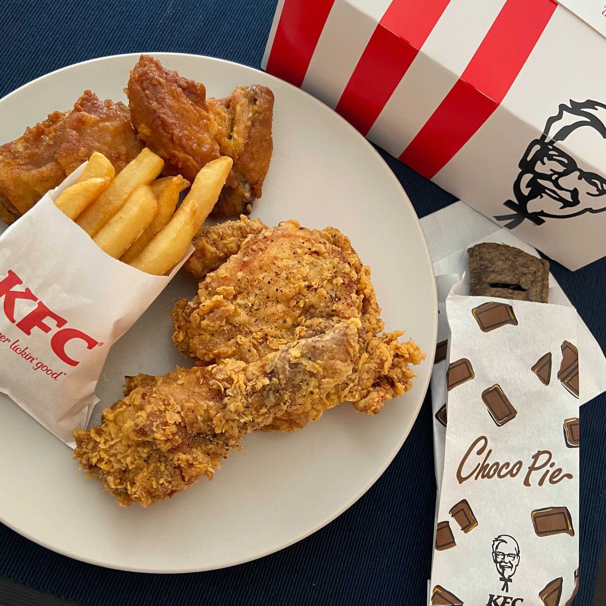 🛵🍗=====
新商品も
#KFCデリバリー !
=====🍗🛵

爽やかなレモンの酸味がポイントの #ペッパーレモンチキン & サクとろ #ケンタのチョコパイ はKFCデリバリーを使って試すのもオススメ✨
➡ lnky.jp/KVGOZiS
※一部店舗のみのサービスとなり、メニュー内容・価格は店頭販売価格と異なります。