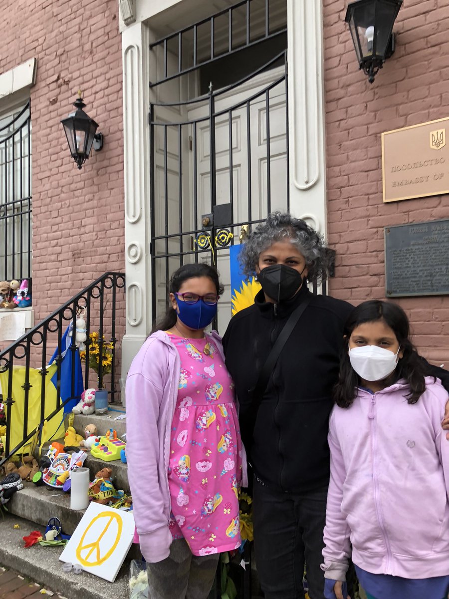 bulbulnyc's tweet photo. My daughters and I laying sunflowers at the #UkraineEmbassy earlier in solidarity with the people and the government, and for the family of some of our friends still there. 
#WeStandWithUkraine 
🙏🏽🇺🇦🌻❤️ https://t.co/8dWHtfvnkL