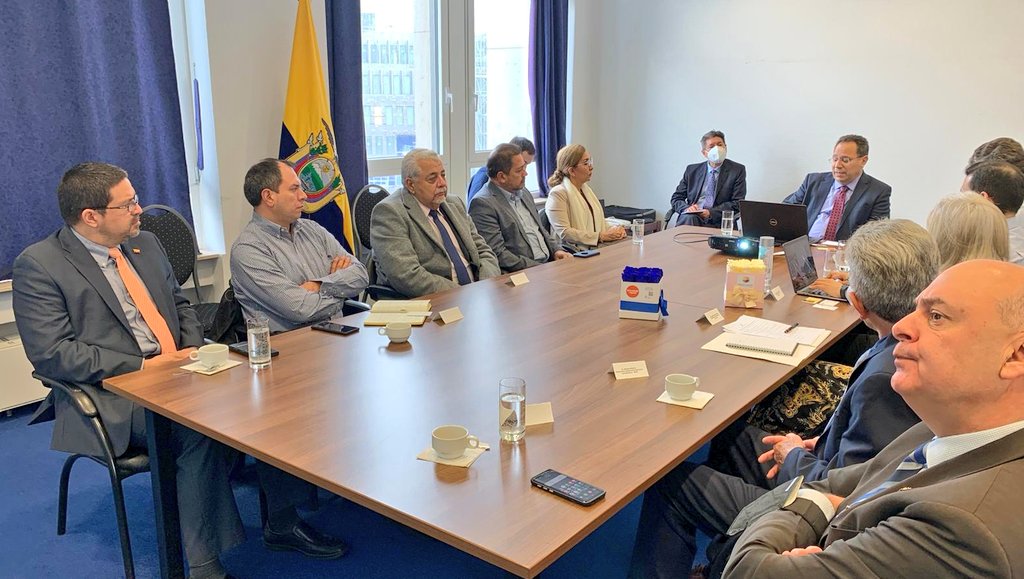 AgriculturaEc's tweet photo. En Alemania, el ministro @PedroAlavaEc participó en el conversatorio de la @EmbajadaEcuDEU y la Aso. Empresarial para América Latina. Se abordó el marco legal que obliga a las empresas a respetar y hacer respetar los derechos humanos, laborales y ambientales, de sus proveedores. https://t.co/KLWjLig7H3