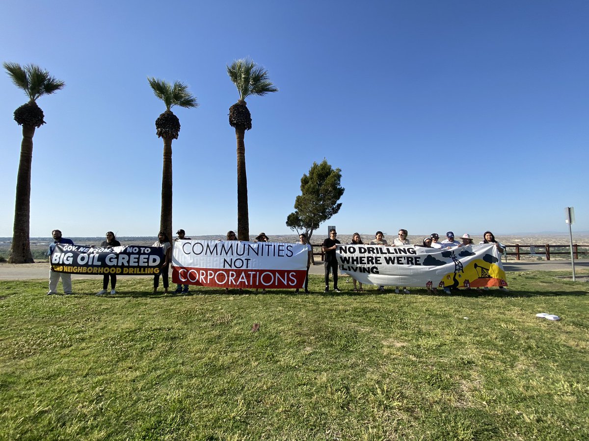 JasmineVazin's tweet image. Community leaders took action in Bakersfield today to call out local decision makers pandering to Big Oil’s Greed and urging the @CAGovernor to end new fossil fuels &amp;amp; strengthen setbacks to cover new AND existing wells. 

#NoNewFossilFuels #SetbacksNow
